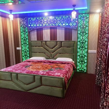 Backyard Stays With Dal Lake View Srīnagar エクステリア 写真