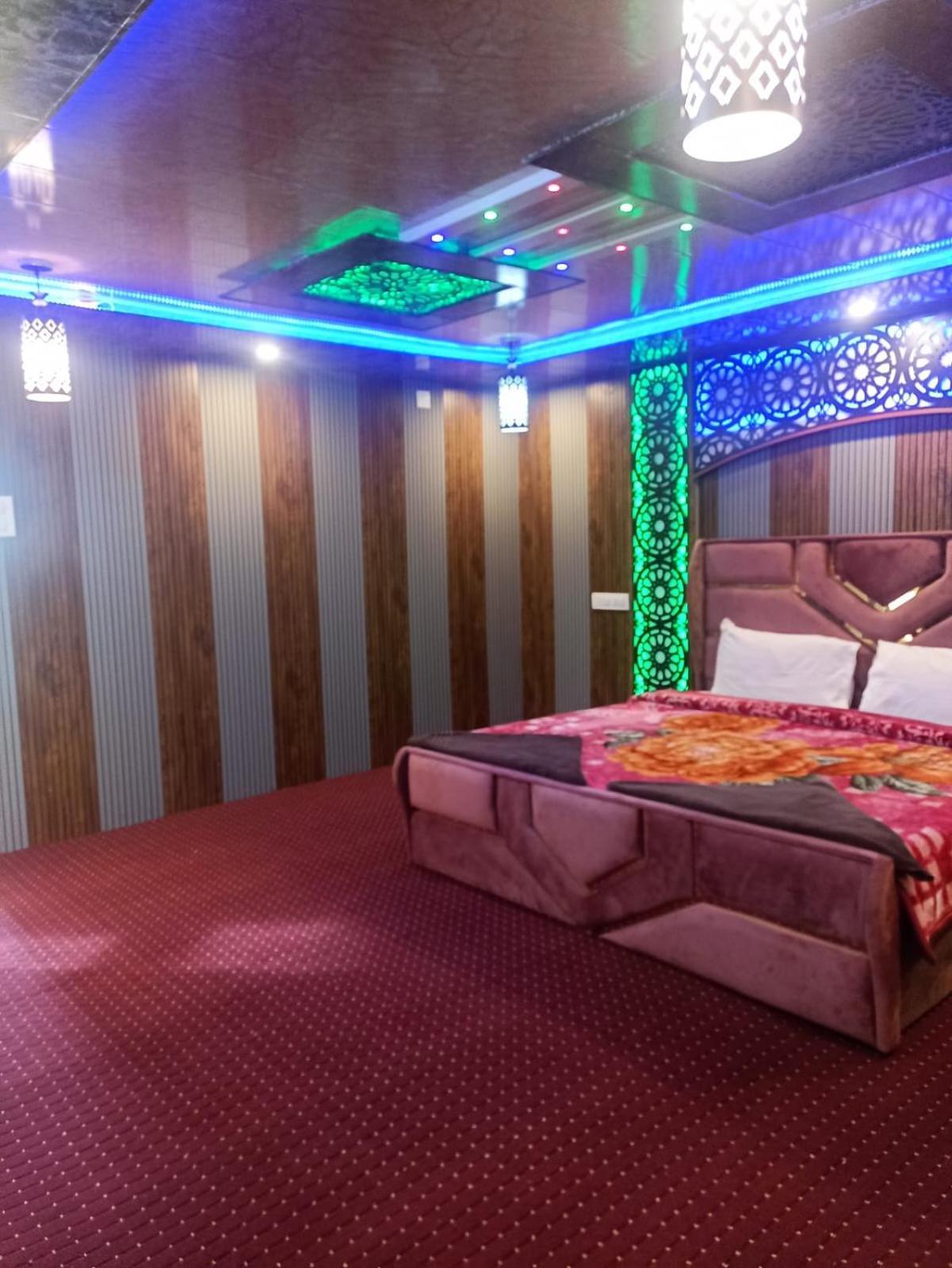 Backyard Stays With Dal Lake View Srīnagar エクステリア 写真