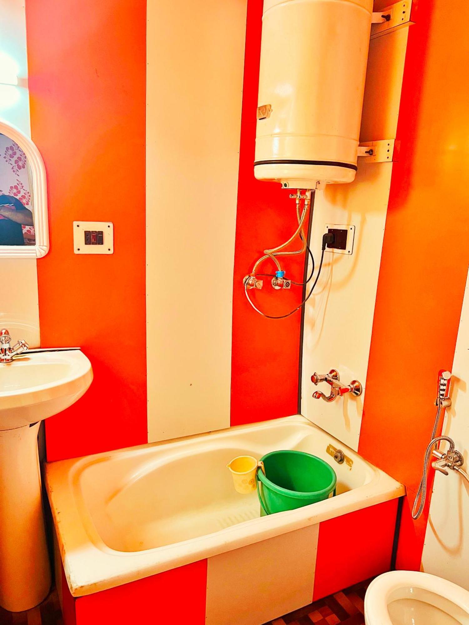 Backyard Stays With Dal Lake View Srīnagar エクステリア 写真