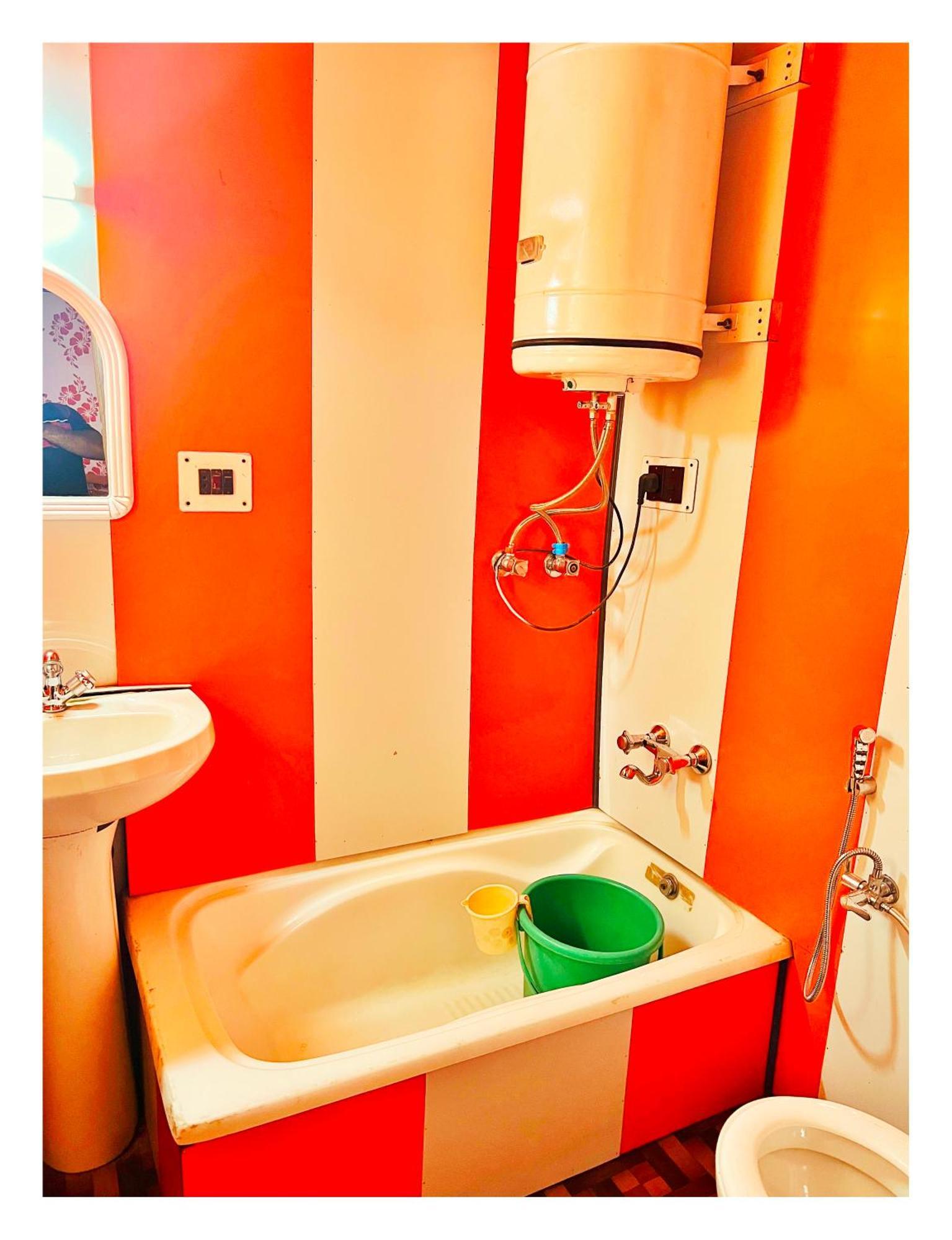 Backyard Stays With Dal Lake View Srīnagar エクステリア 写真